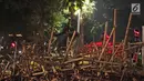Petugas Dinas Kehutanan DKI Jakarta membongkar instalasi bambu Getah Getih di Bundaran Hotel Indonesia (HI), Kamis (18/7/2019) dini hari. Karya seni tersebut rencananya akan diganti dengan taman dan setelah dibongkar, bambu itu akan dibawa ke tempat pembuangan sampah. (Liputan6.com/Herman Zakharia)