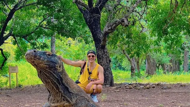 6 Potret Liburan Via Vallen dan Chevra di Pulau Komodan Labuan Bajo, Romantis