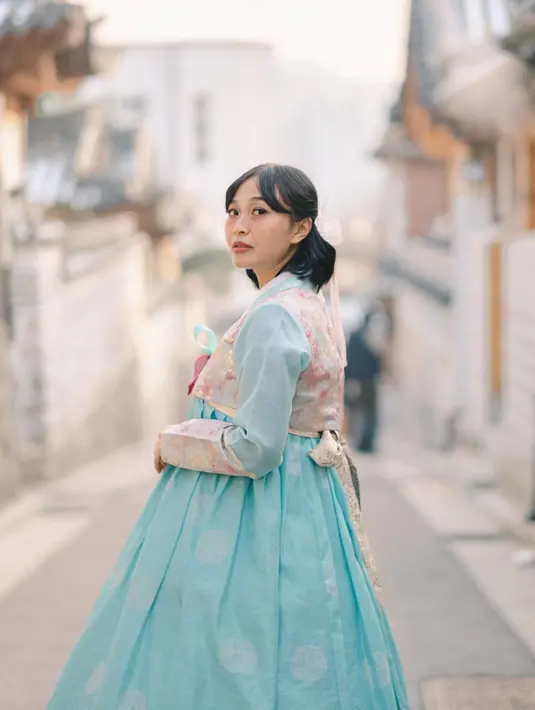 Bak bintang Drakor, Rinni Wulandari tampil begitu memesona dalam balutan hanbok bernuansa biru dan pink. @rinni_w.