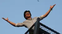 Aktor Bollywood, Shahrukh Khan menyapa para fans yang berkumpul dari balkon rumahnya di Mumbai, India, Kamis (2/11). Pria yang sering dipanggil SRK ini berulang tahun yang ke 52. (AP Photo/Rafiq Maqbool)