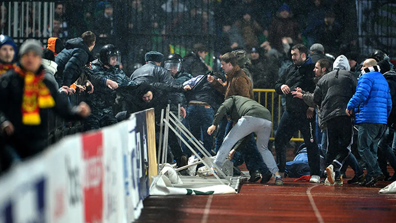 Suporter Torpedo Moscow dan Arsenal Tula Bentrok