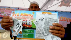 Calon pemudik menunjukkan formulir berikut kelengkapannya di posko Ayo Mudik Kemenhub di Pasar Kebayoran Lama, Jakarta, Selasa (17/5/2016). Posko ini dibuka di beberapa lokasi secara bergantian hingga 12 Juni mendatang. (Liputan6.com/Helmi Fithriansyah)