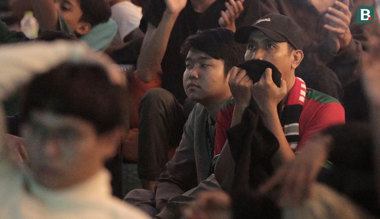 Ekspresi pendukung Timnas Indonesia U-17 saat menghadiri acara nonton bareng Piala Dunia U-17 2023 di Avenue of The Stars Lippo Mall Kemang, Jakarta, Jumat (10/11/2023). (Bola.com/Adine Wirya)