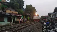 Kereta api tengah melintas di kawasan penduduk di daerah Bogor. (Liputan6.com/Achmad Sudarno)