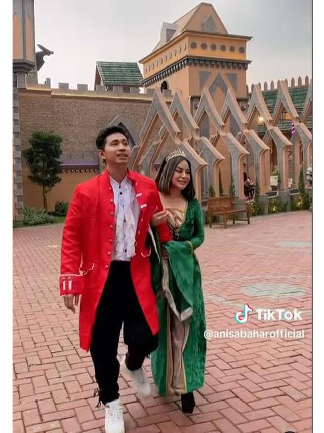 6 Potret Kebersamaan Anisa Bahar dan Pacar Brondongnya, Lebih Muda 19 Tahun