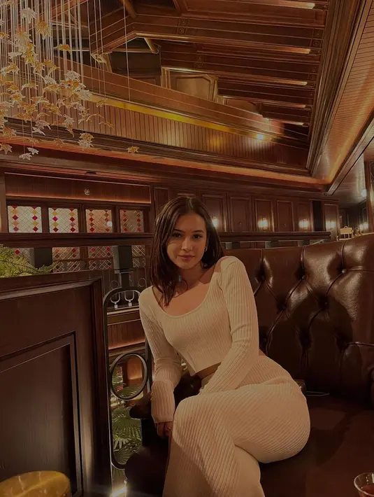Penampilan chic Sandrinna yang bisa jadi inspirasi ngedate di malam hari. Ia tampil menawan dengan set atasan kaus lengan panjang dan celana panjangnya yang sama-sama berwarna putih serasi. Wajahnya yang berparas bule dirias minimalis, rambutnya digerai memancarkan kecantikan natural yang tak berlebihan. [Foto: Instagram/sandrinna_11]
