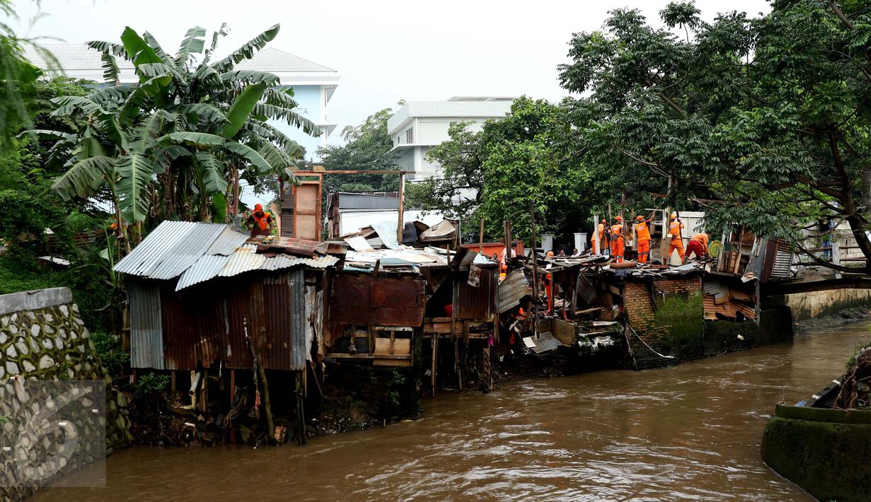 Sejumlah bangunan semi permanen di bantaran Kali Krukut, Jakarta, dibongkar petugas PPSU Kelurahan Petogogan, Rabu (12/10). Penertiban bangunan liar tersebut untuk normalisasi Kali Krukut di kawasan Kemang dan Petogogan. (Liputan6.com/Gempur M Surya)