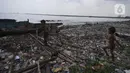 Sampah-sampah plastik yang mencemari kawasan pesisir dan laut kerap kali mengganggu nelayan pinggiran saat menangkap ikan. (merdeka.com/Imam Buhori)