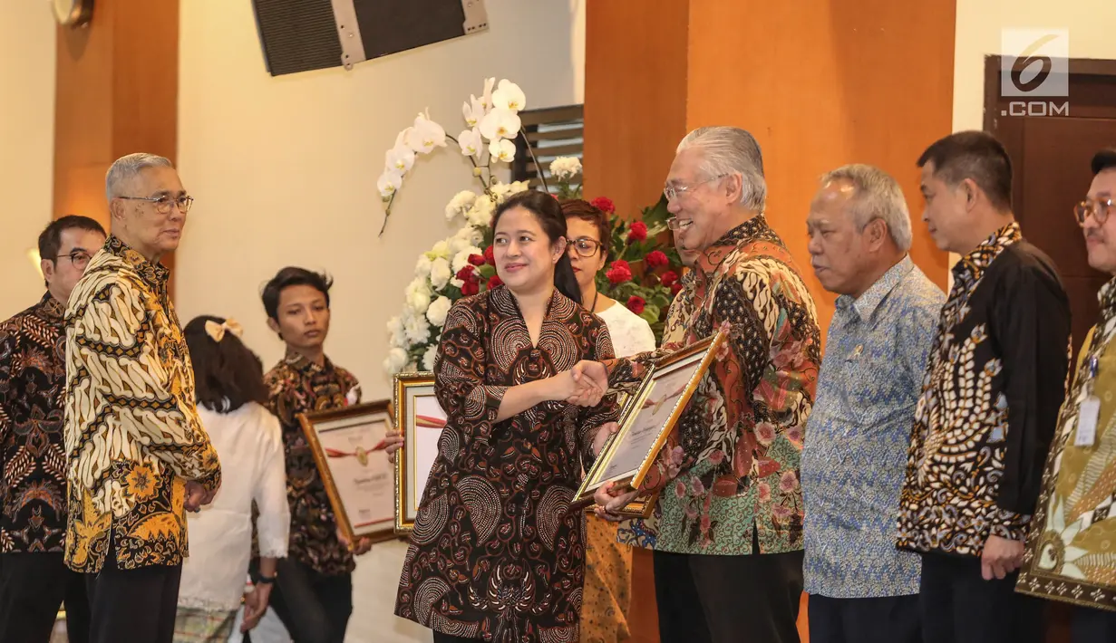 Menko PMK, Puan Maharani memberikan penghargaan Prestasi Penyelenggaraan Lebaran 2017 kepada Menteri Perdagangan, Enggartiasto Lukita di Jakarta, Selasa (1/8). UKP-PIP memberi penghargaan kepada 15 instansi pemerintah. (Liputan6.com/Faizal Fanani)