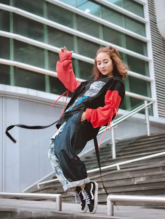Selain tampil feminim, Naomi juga cocok banget tampil dengan gaya boyish. Padu padan oversized jacket, jeans, dan sneakers membuatnya kece. (Liputan6.com/IG/naonomnom)