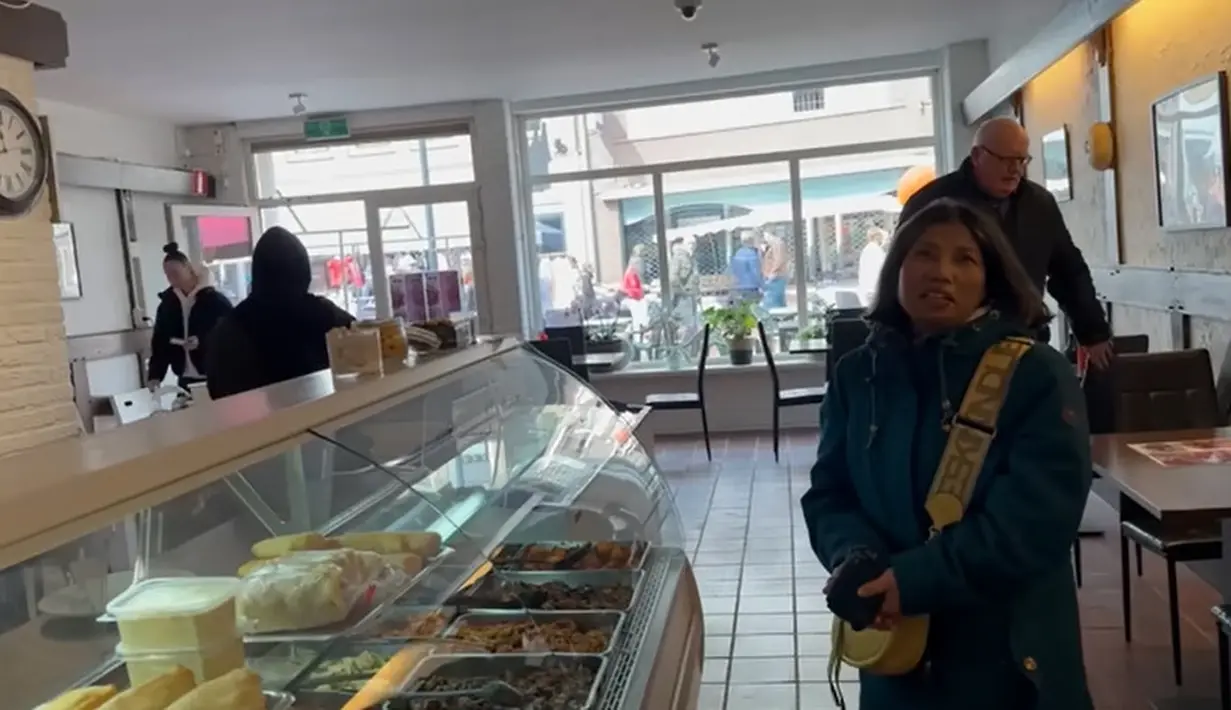 <p>Tidak hanya para bule yang makan, tapi juga banyak orang Indonensia yang menjadi langgananan warung Fanny Bauty. [Youtube/The Sungkars]</p>