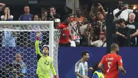 Kiper Mesir, Mostafa Shobeir (kanan), berselebrasi setelah menggagalkan penalti kapten Argentina, Lionel Messi, pada babak 16 besar Piala Dunia 2026 di Atlanta Stadium, Selasa (7/7/2026). (Odd Andersen/AFP)
