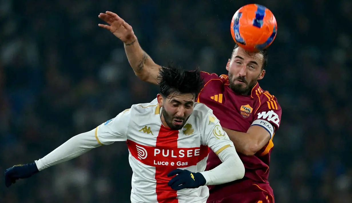 Tim racikan pelatih Daniele De Rossi meraih kemenangan meyakinkan 3-1 atas Genoa di Stadio Olimpico pada Senin 29 Desember 2025 waktu setempat atau Selasa (30/12/2025) dini hari WIB. Tampak dalam foto, gelandang AS Roma asal Italia, Bryan Cristante (kanan) berduel dengan pemain Genoa asal Islandia, Mikael Ellertsson selama pertandingan sepak bola Serie A Italia di Stadio Olimpico pada Senin 29 Desember 2025 waktu setempat atau Selasa (30/12/2025) dini hari WIB. (Filippo MONTEFORTE/AFP)