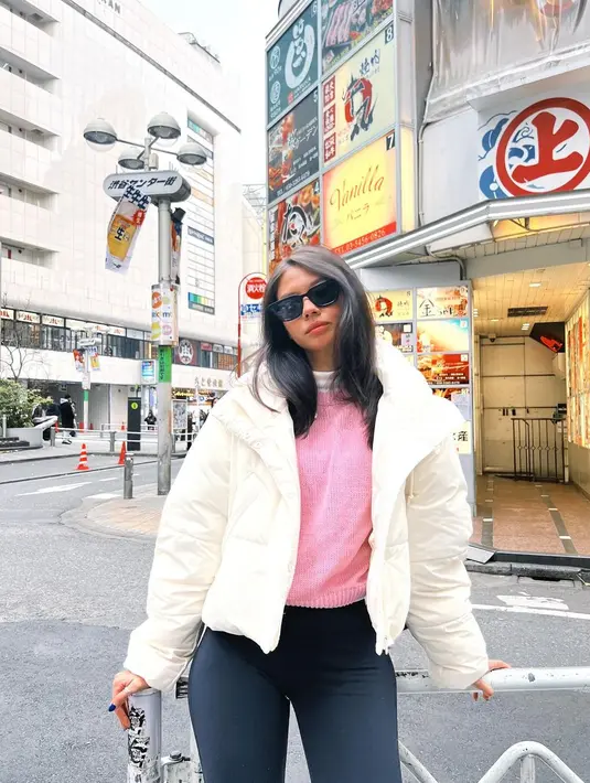 Secara kasual, Yuki Kato memadukan keseluruhan penampilannya dengan legging hitam dan sunglasses. [Foto: Instagram/yukikt]