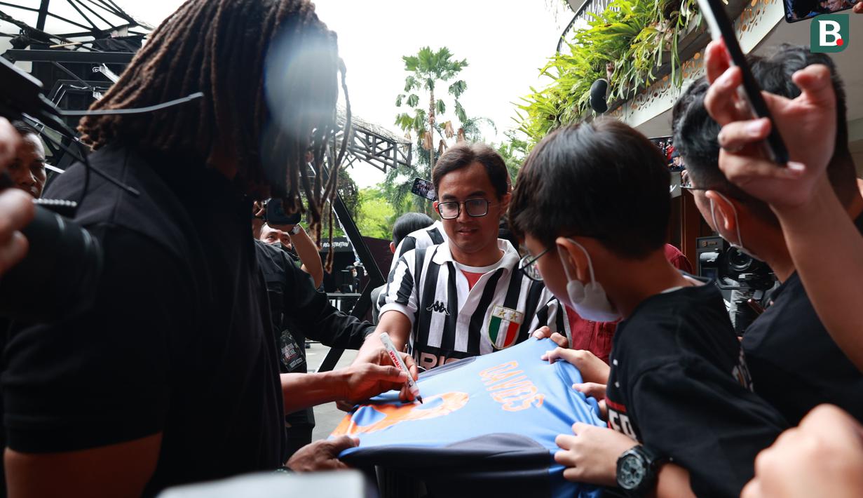 Edgar Davids sedang berada di Indonesia sebagai bintang tamu dalam acara Juventus Village. Kegiatan itu digelar untuk mendekatkan I Bianconeri dengan para penggemarnya di Tanah Air. (Bola.com/Ikhwan Yanuar)