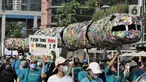 Sejumlah aktivis dari berbagai organisasi melakukan Aksi pawai bebas plastik saat Hari Bebas Kendaraan (Car Free Day) di Jakarta, Minggu (24/7/2022). Aksi tersebut mengajak masyarakat untuk peduli lingkungan dari sampah plastik kemasan atau sekali pakai yang saat ini banyak mencemari laut di Indonesia. (Liputan6.com/Angga Yuniar)