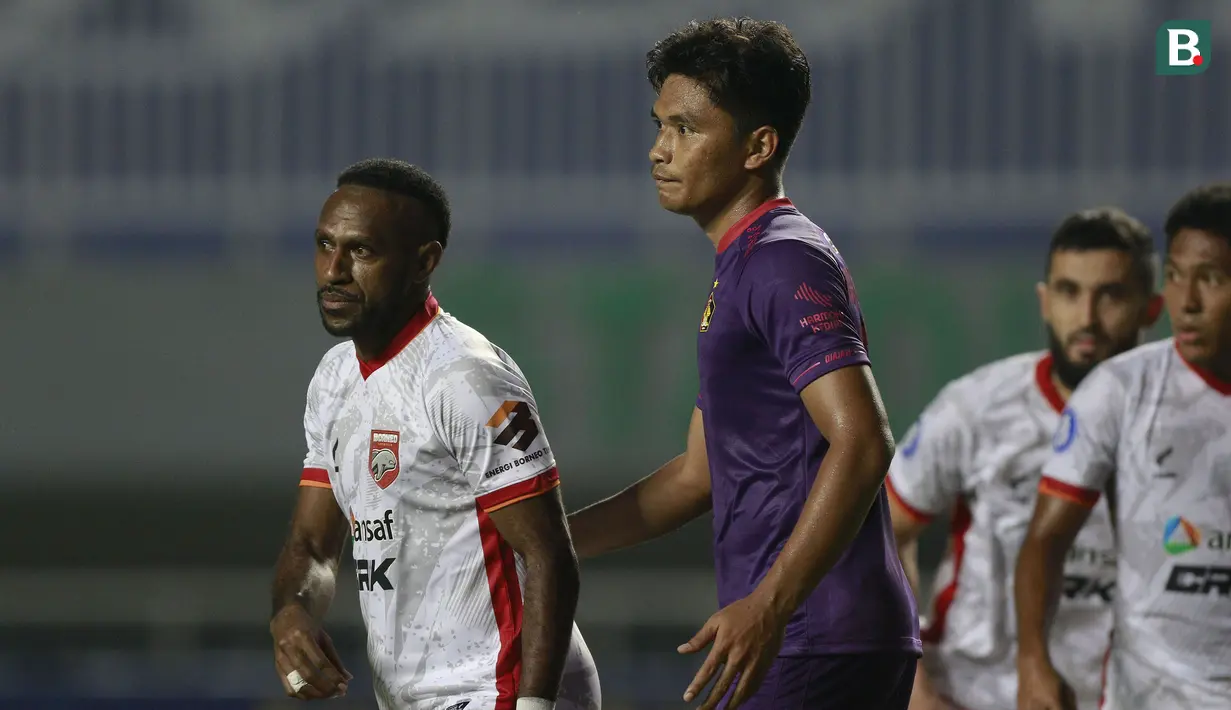 Debut Boaz Salossa bersama Borneo FC berujung kekalahan 0-1 dari Persik Kediri dalam laga pekan kedua BRI Liga 1 2021/2022 di Stadion Pakansari, Bogor, Jumat (10/9/2021). Boaz sendiri baru dimasukkan pada menit ke-75 menggantikan Guy Junior. (Foto: Bola.com/Ikhwan Yanuar)