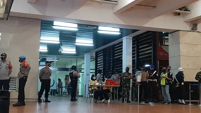 Suasana posko crisis center terkait Sriwijaya Air SJ 182 yang diduga jatuh. (Liputan6.com/Pramita Tristiawati)