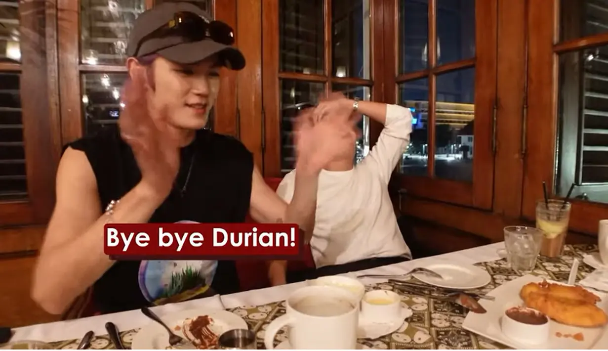 "Bye bye durian," kata Taeyong. Dari beberapa cemilan  yang dihidangkan, Taeyong mengaku sangat menyukai poffertjes. Ia tampak lahap menikmati makanan yang disebutnya mirip donat tersebut. [Youtube/Nihongo Mantappu]