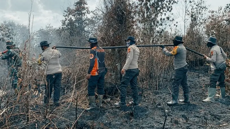 Personel Polres Bengkalis memadamkan kebakaran lahan di kawasan Cagar Biosfer sekaligus Suaka Margasatwa Giam Siak Kecil.
