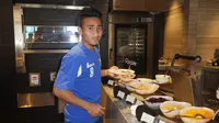 Pemain Persib, Taufiq, sedang memilih menu sarapan pagi di Hotel Fairmont jelang Final Piala Presiden 2015, Minggu (18/10/2015) pagi WIB. (Bola.com/Vitalis Yogi Trisna)