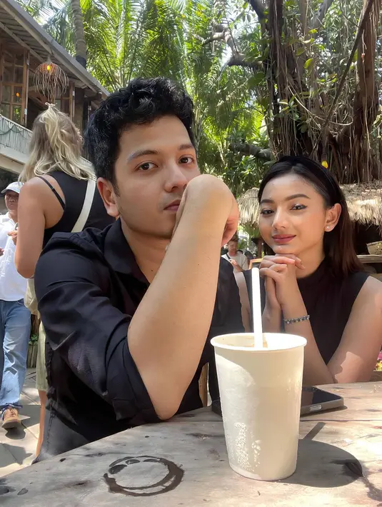 Sebagai pasangan selebriti yang sudah menjalani pernikahan sejak 20 November 2022 lalu, keduanya memang kerap tampil kompak dan mesra. Tidak jarang penampilan pasangan ini sering mencuri perhatian para penggemar yang kerap memuji pasangan ini. (Liputan6.com/IG/@glencachysaraofficial)
