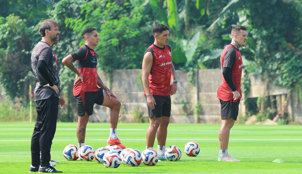 Persija Jakarta mematangkan taktik melalui latihan intensif di Persija Training Ground, Bojongsari, Depok, Jawa Barat. Tampak dalam foto, tiga pemain asing Persija Jakarta saat mengikuti sesi latihan di Persija Training Ground, Bojongsari, Kota Depok, Jawa Barat, Kamis (7/5/2026). (Bola.com/M Iqbal Ichsan)