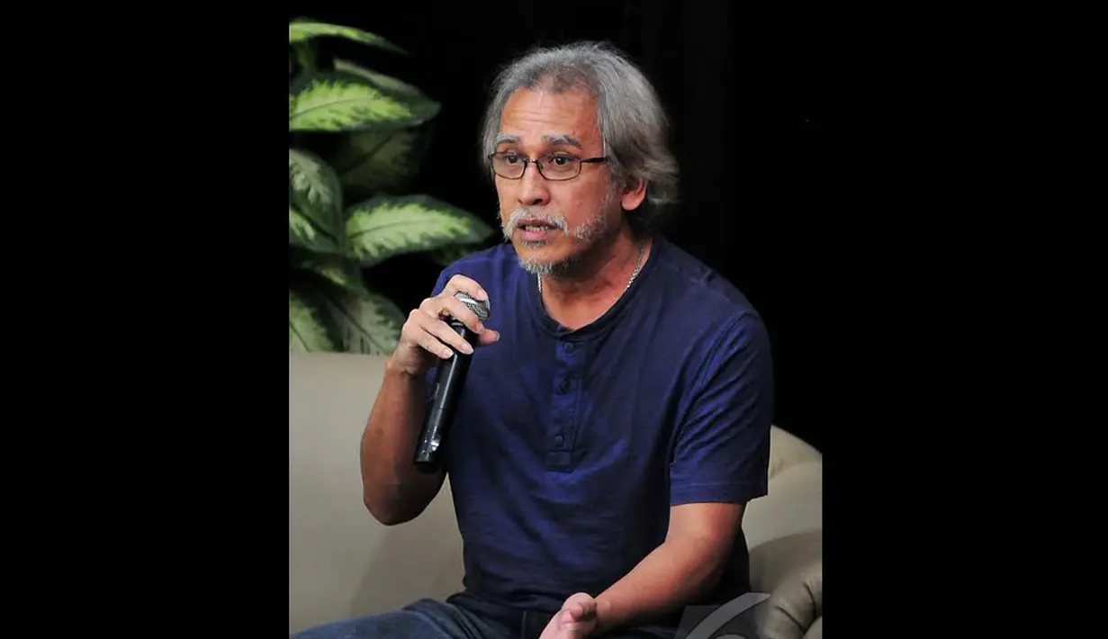 Iwan Fals memberikan tanggapan terkait penunjukkan dirinya menjadi Duta Desa, Depok, Selasa (16/12/2014). (Liputan6.com/Johan Tallo)