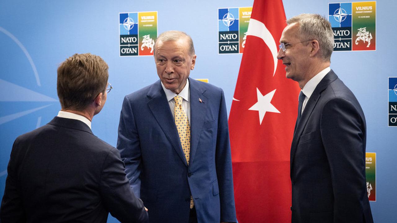 Sekjen NATO Jens Stoltenberg (kanan), Presiden Turki Recep Tayyip Erdogan, dan PM Swedia Ulf Kristersson di NATO Summit 2023.