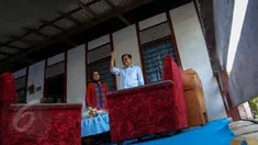 Wapres Jusuf Kalla didampingi sang istri, Mufidah Kalla menyambangi rumah ayahnya, di Dusun Nipah, Kabupaten Bone, Sulawesi Selatan, Sabtu (6/6). Kedatangan tersebut disela kunjungan dinas JK di Sulsel. (Liputan6.com/Faizal Fanani)