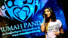 Penyanyi Citra Scholastika saat ikut meramaikan acara charity concert untuk pengungsi di Nusa Tenggara Timur (NTT), di Jakarta, Kamis (7/5/2015). Para penyanyi tersebut melelang lagu yang dinyanyikannya saat acara. (Liputan6.com/Faisal R Syam)