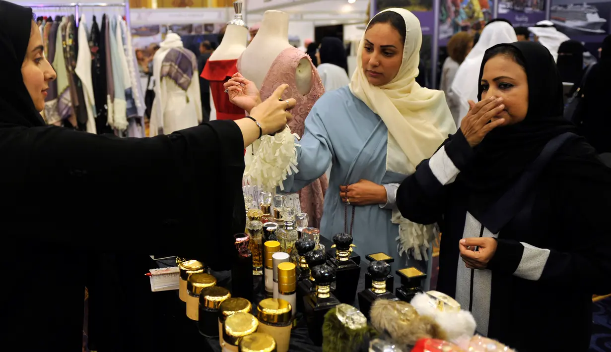 Pengunjung mencoba minyak wangi saat mengunjungi pameran pernikahan di Kota Laut Merah, Jeddah, Arab Saudi (11/4). (AFP PHOTO/Amer HILABI)