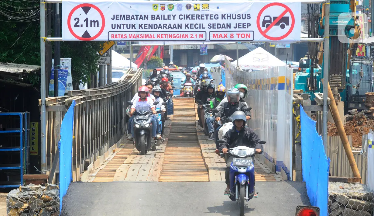 Spanduk pemberitahuan dipasang di atas jembatan darurat atau bailey Cikereteg di Jalan Raya Bogor-Sukabumi, Bogor, Jawa Barat, Senin (13/3/2023). Karena hanya jembatan darurat, maka kendaraan yang melintas dibatasi pada kendaraan penumpang dengan berat maksimal 8 ton dan tinggi 2,1 meter. (merdeka.com/Arie Basuki)