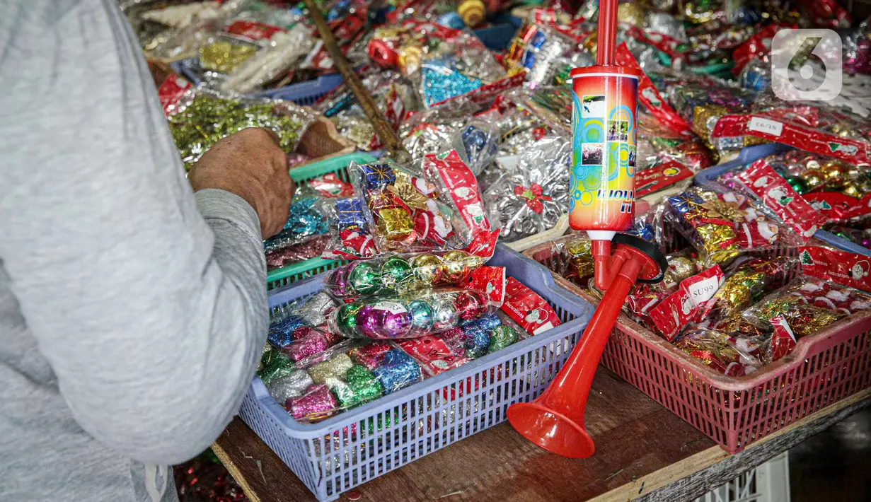 Pernak-pernik yang dijual di Pasar Asemka terdiri dari beragam jenis warna dan bentuk yang sesuai dengan semangat suka cita menyambut Natal. (Liputan6.com/Faizal Fanani)