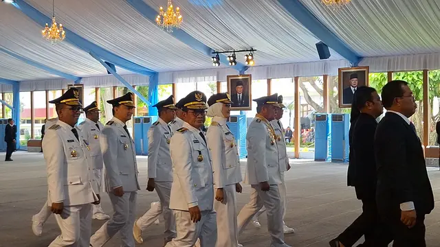 Iring-iringan kirab kepala daerah yang akan dilantik Presiden Prabowo Subianto tiba di Kompleks Istana Kepresidenan Jakarta, Kamis (20/2/2025).