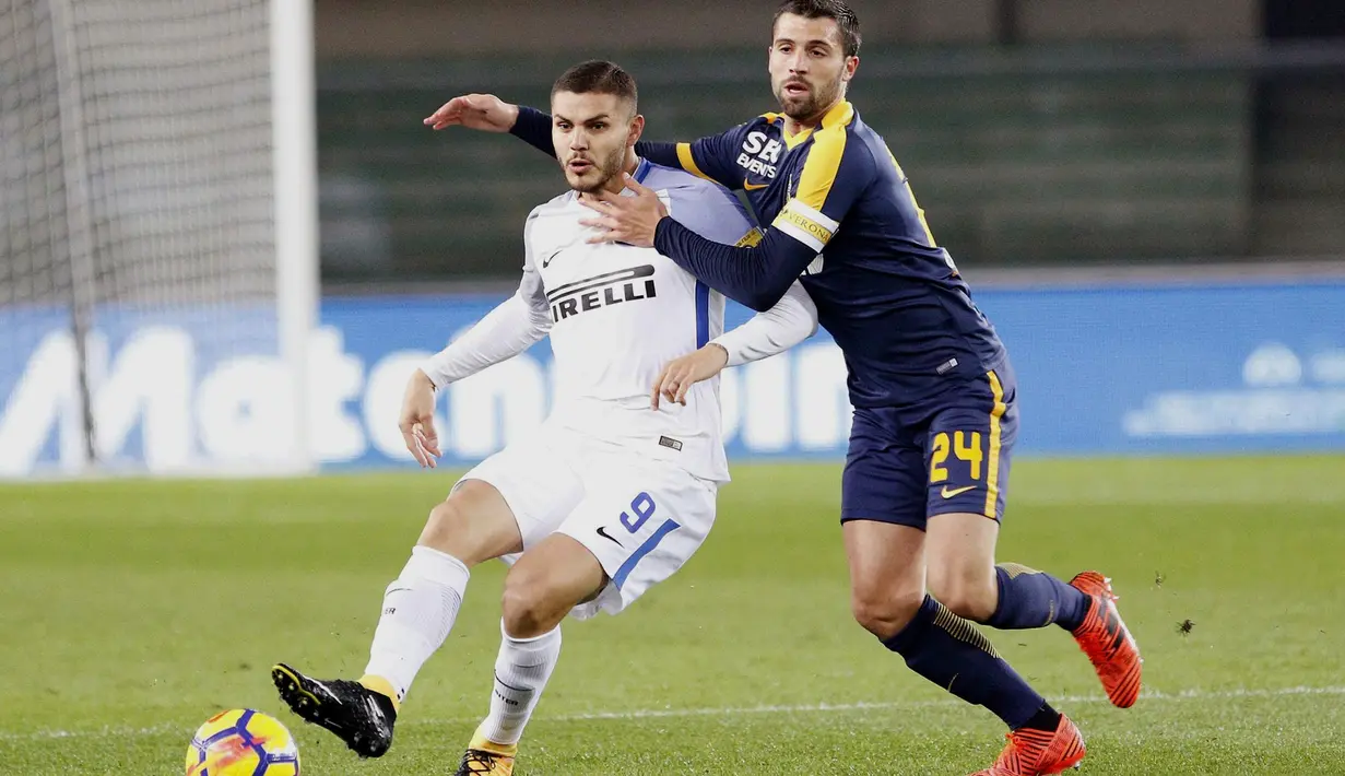 Pemain Inter Milan, Mauro Icardi (kiri) berusaha melewati adangan pemain Verona, Daniel Bessa pada laga Serie A di Bentegodi stadium, Verona, (30/10/2017). Inter Milan menang 2-1. (Filippo Venezia/ANSA via AP)
