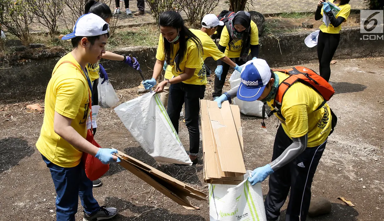 Relawan membersihkan sampah di kawasan Taman Mini Indonesia Indah (TMII), Jakarta. Kegiatan ini digelar dalam rangka World Cleanup Day 2018 yang bertujuan meningkatkan kesadaran masyarakat untuk menjaga lingkungan. (Liputan6.com/Fery Pradolo)