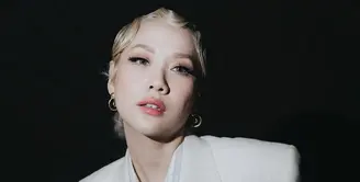 Sejak memiliki rambut bondol pirang, Bunga Citra Lestari makin eksploratif dalam berbusana [@itsmebcl]