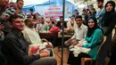 Petugas medis Muadh Al-Raqab (kiri) didampingi ayahnya bersiap melangsungkan pernikahannya dengan Hadeel Al-Najjar di dalam tenda jalur Gaza selatan, Palestina (2/5). (AFP Photo/Said Khatib)