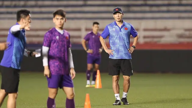 Pelatih Timnas Vietnam, Kim Sang-sik ketika memantau anak asuhnya di sesi latihan jelang lawan Filipina di Piala AFF 2024. (c) dok.VFF