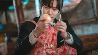 Momen Kocak di King The Land Episode 6, YoonA Syok Lihat Lee Junho Jadi Tukang Ngupas Bawang