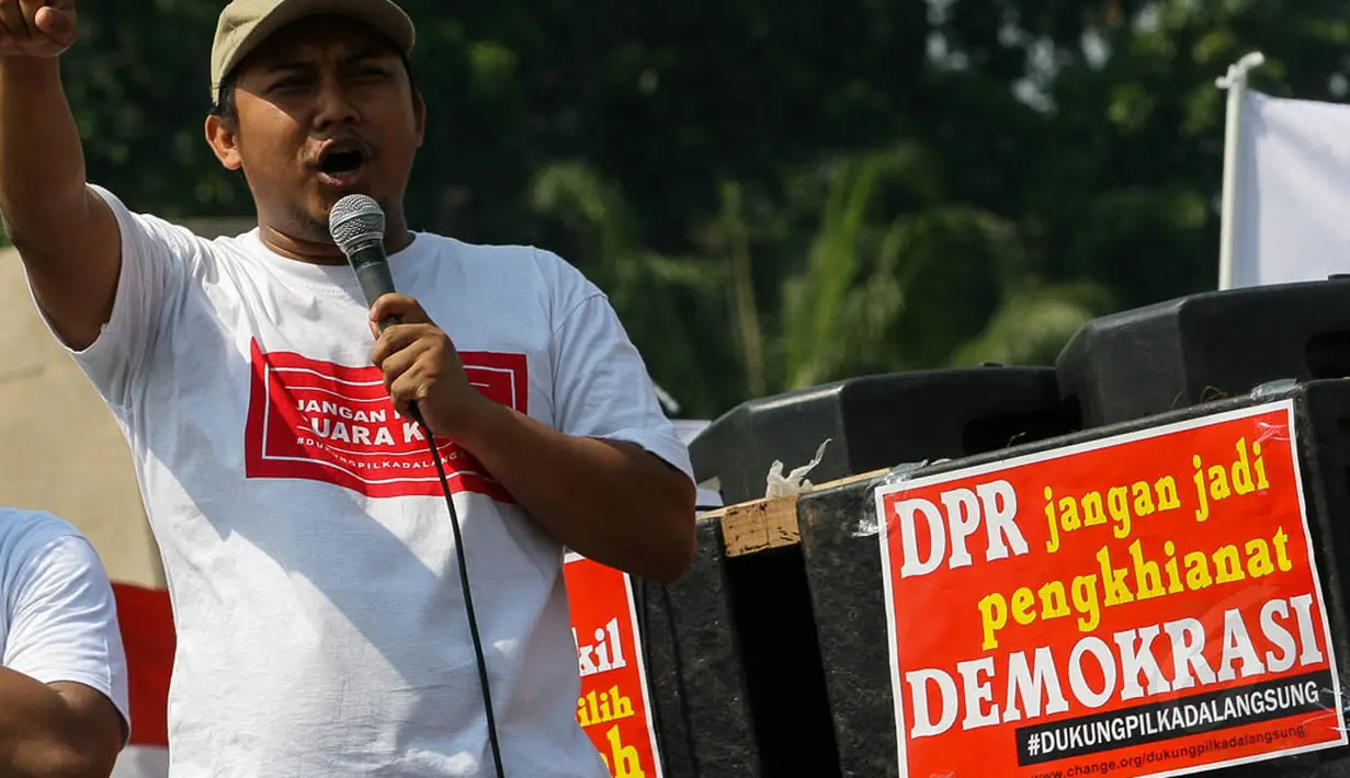 Dalam aksinya, massa menggunakan kaos berwarna putih dengan tulisan 'Jangan Rampas Suara Kami' di depan Gedung DPR, Jakarta, (24/9/14). (Liputan6.com/Faizal Fanani)