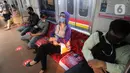 Penumpang menerapkan jaga jarak aman saat duduk dalam gerbong KRL tujuan Jakarta di Stasiun Bogor, Jawa Barat, Kamis (11/6/2020). PT KCI membatasi jumlah penumpang 35- 40 persen dari kapasitas untuk jaga jarak aman antarpengguna KRL atau sekitar 74 penumpang per gerbong. (merdeka.com/Arie Basuki)