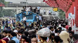 Menurut perkiraan, sekitar sepertiga dari 20 juta penduduk Dhaka meninggalkan Ibu Kota Bangladesh itu saat Idul Fitri dan Idul Adha. (MUNIR UZ ZAMAN / AFP)
