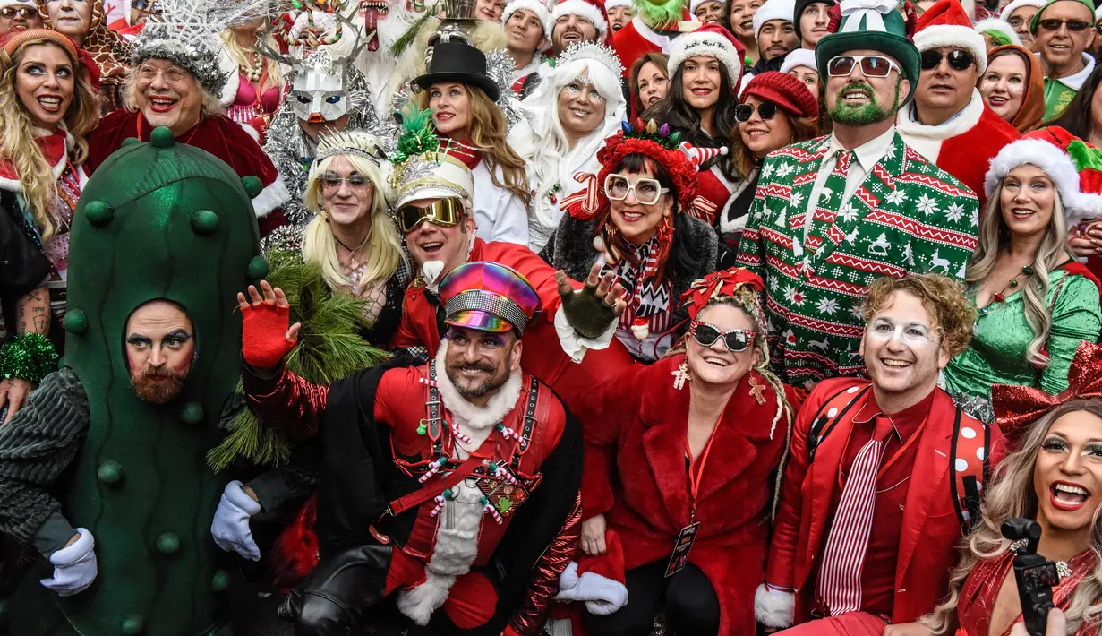 Para pengunjung yang berpakaian seperti karakter liburan berpartisipasi dalam acara tahunan SantaCon pub crawl pada 9 Desember 2023 di New York City. (Stephanie Keith/Getty Images/AFP)