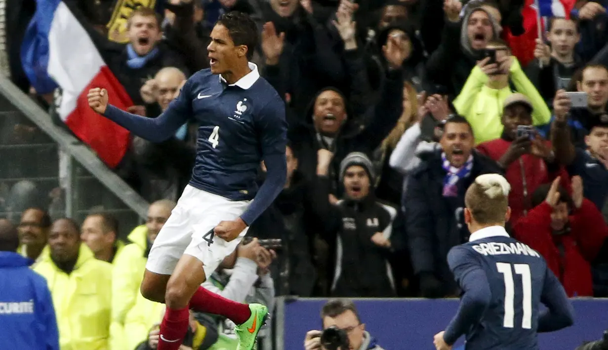 Bek Prancis, Raphael Varane (kiri) merayakan selebrasi usai mencetak gol ke gawang Brasil saat laga persahabatan di Stade de France, Prancis, Jumat (27/3/2015 ). Brasil menang 3-1 atas Prancis. (REUTERS/Charles Platiau)