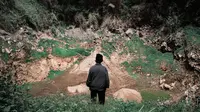 Marjani berdiri di Pinggir Kawah Sinilia, yang 40 tahun lalu meletus dan memicu keluarnya gas beracun dari Kawah Timbang, Dieng, Banjarnegara. (Liputan6.com/Heni/Muhamad Ridlo)