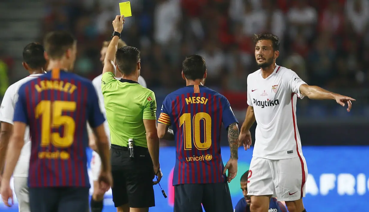 Gelandang Sevilla, Franco Vazquez, mendapat kartu kuning saat melawan Barcelona pada laga Piala Super Spanyol di Stadion Ibn Batouta, Tangiers, Minggu (12/8/2018). Barcelona menang 2-1 atas Sevilla. (AP/Mosa'ab Elshamy)