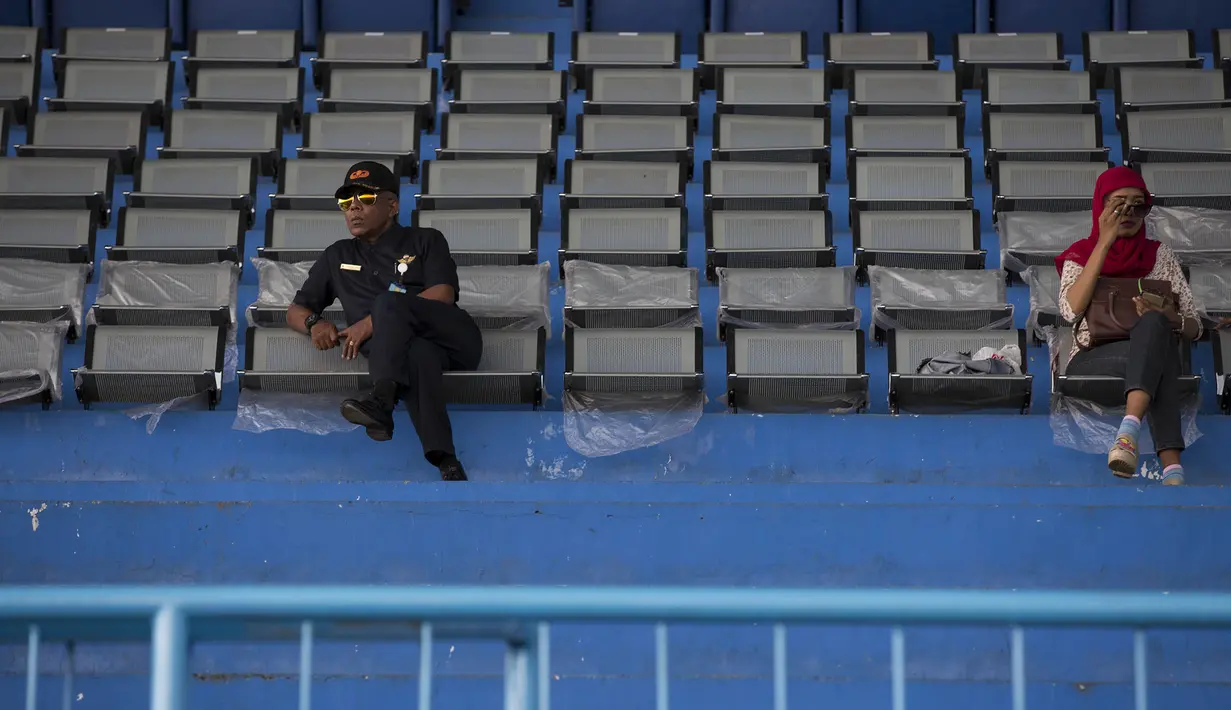 Sepinya jumlah penonton pada laga Piala Jenderal Sudirman antara Sriwijaya FC melawan Gresik United di Stadion Kanjuruhan, Malang, Kamis (19/11/2015). (Bola.com/Vitalis Yogi Trisna)