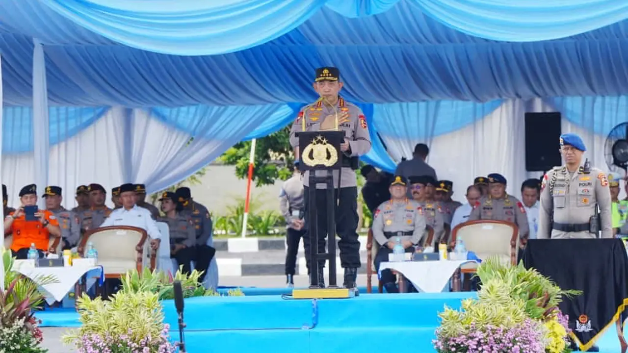 Kapolri Jenderal Listyo Sigit Prabowo saat memimpin apel kesiapan tanggap darurat bencana di Lapangan Mako Brimob Polri, Kelapa Dua, Depok, Rabu (5/11/2025).